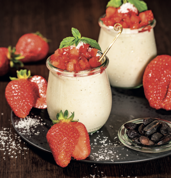 Kokos-Joghurtcreme mit Erdbeeren mit Tonkabohnen